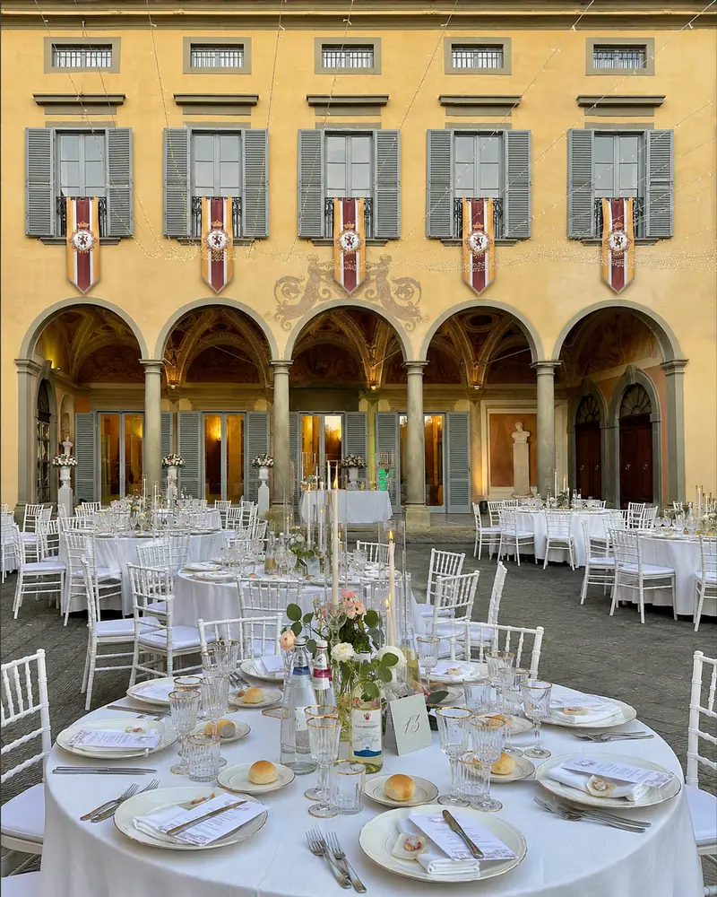 Il cortile sotto le luci sospese