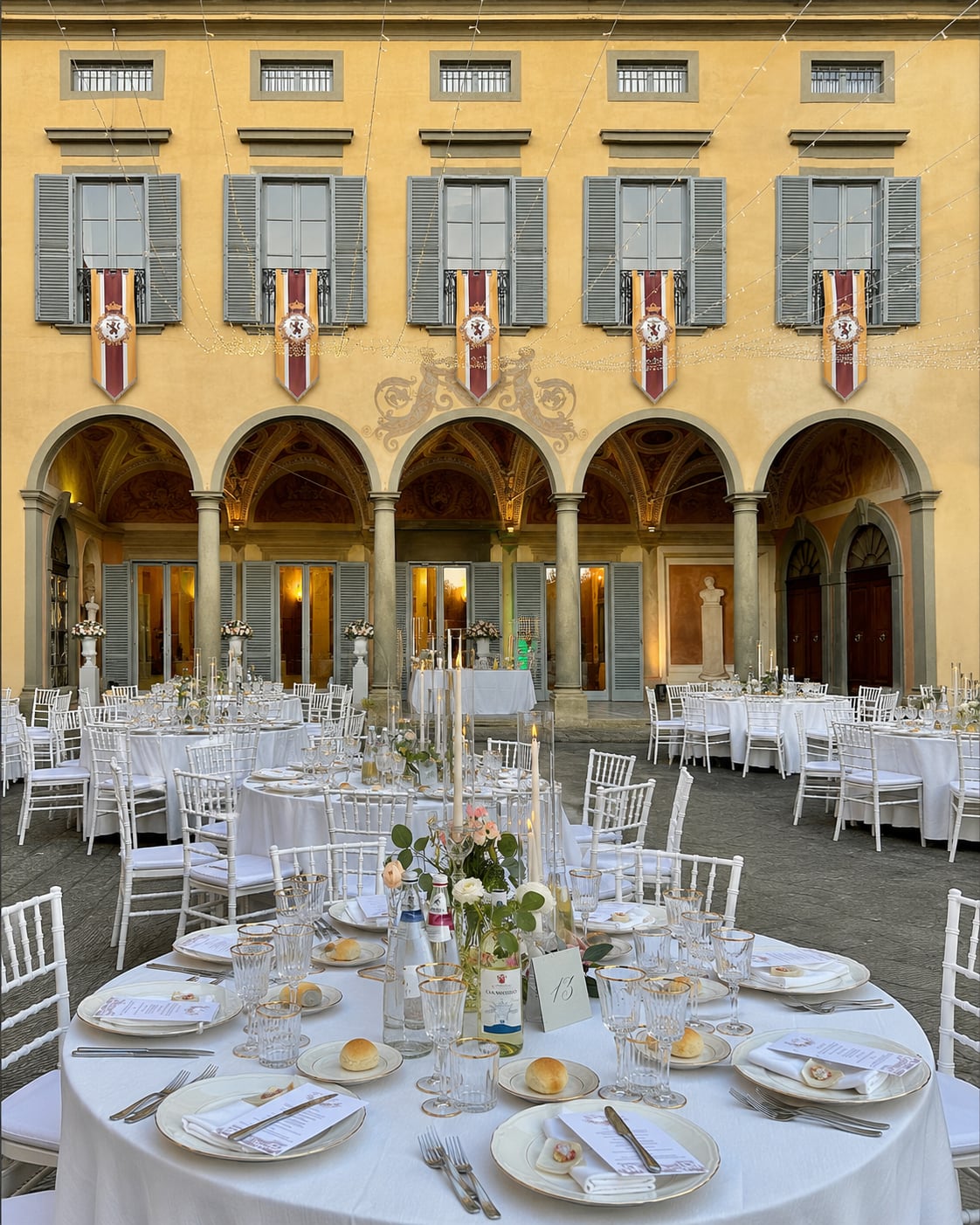 Il cortile sotto le luci