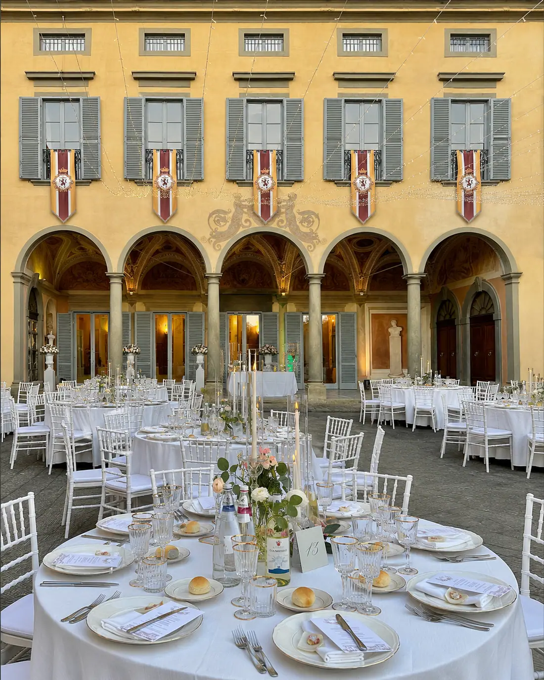 Il cortile sotto le luci