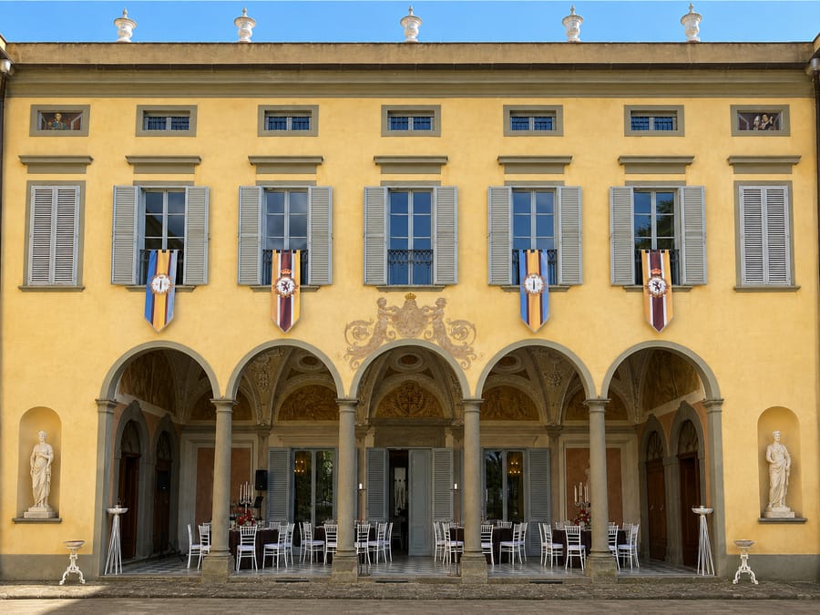 La facciata con le arcate e gli stemmi