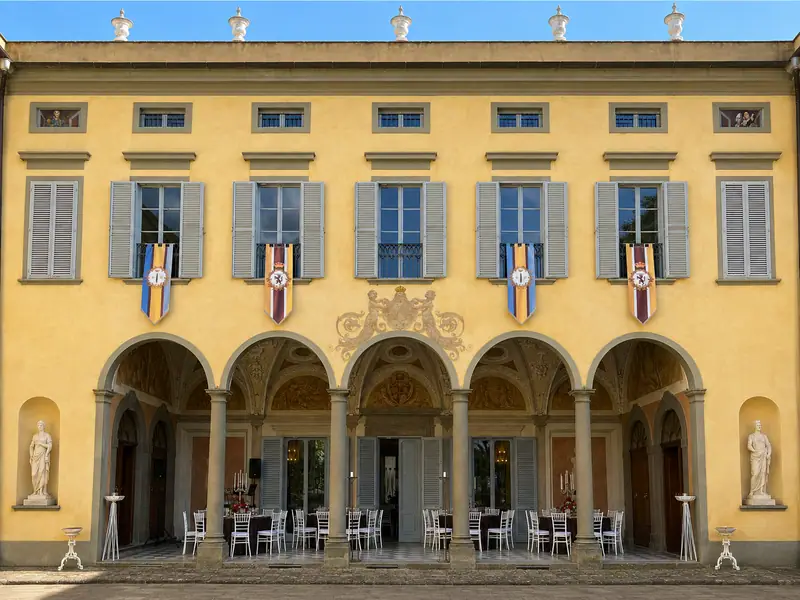 La facciata con le arcate e gli stemmi
