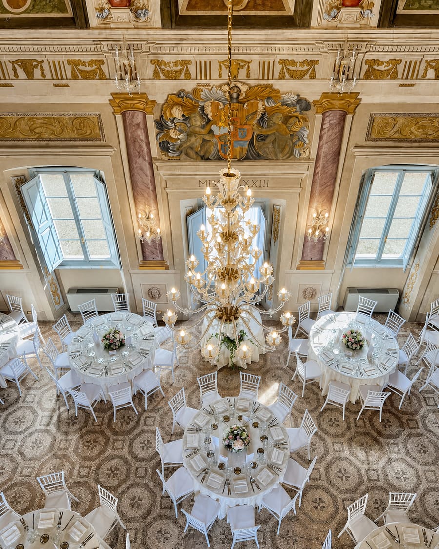 La sala degli stucchi rosa