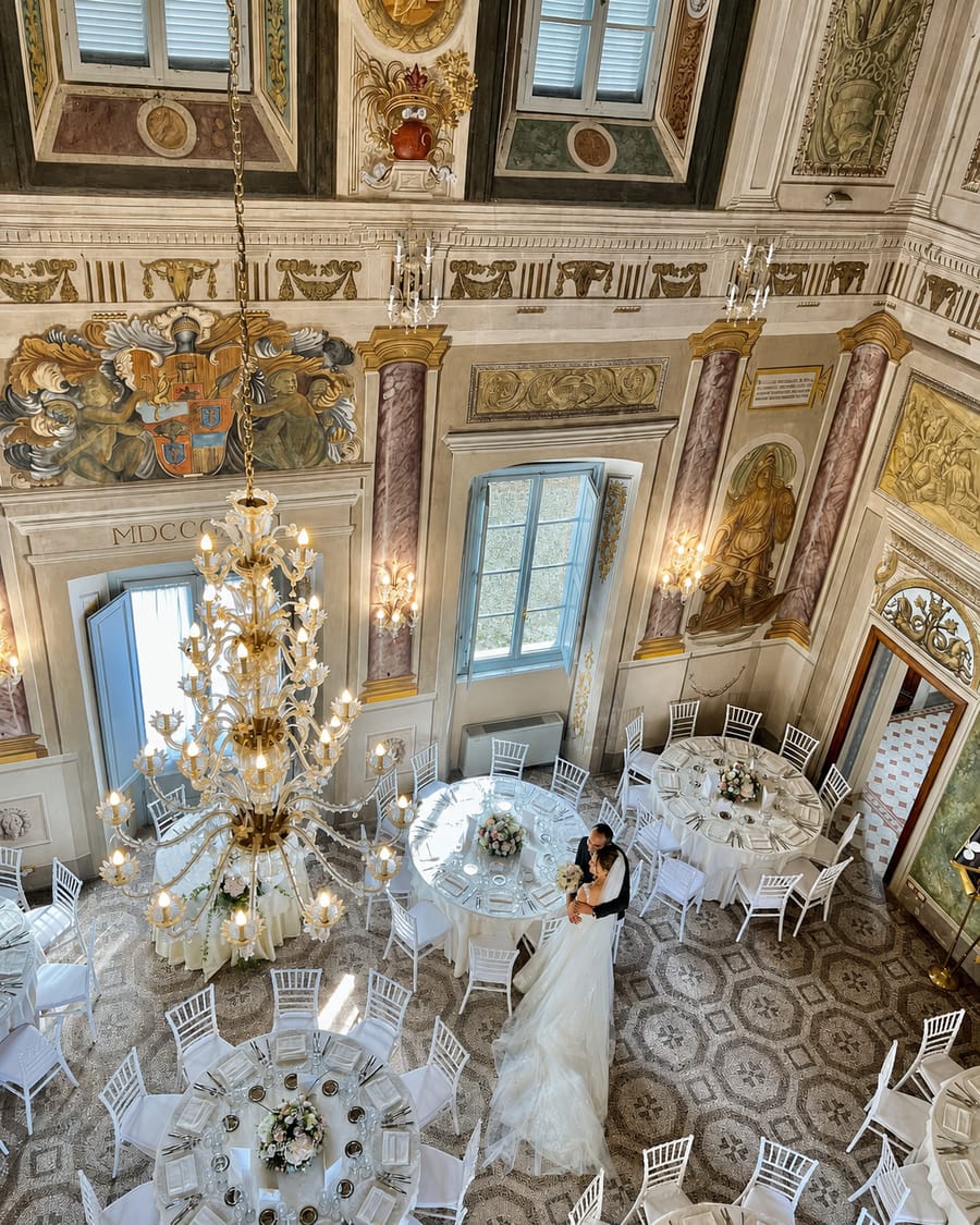 Il salone dorato apparecchiato