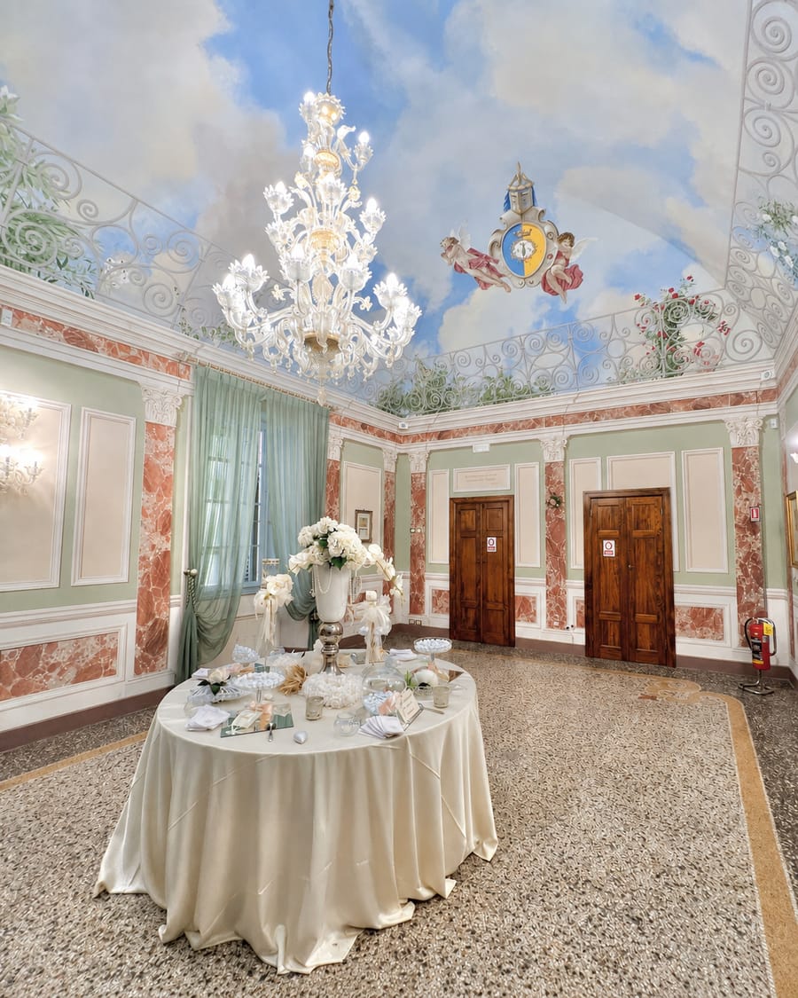 Il salone con i grandi vasi di gypsophila