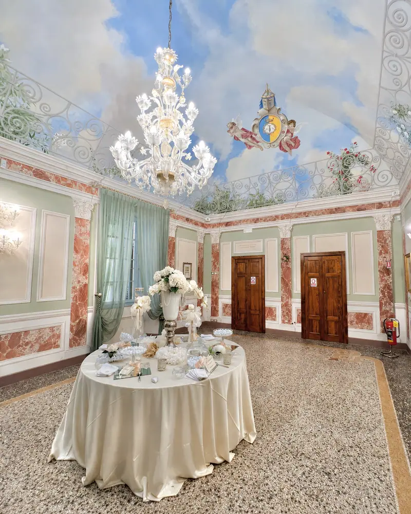 Il salone con i grandi vasi di gypsophila