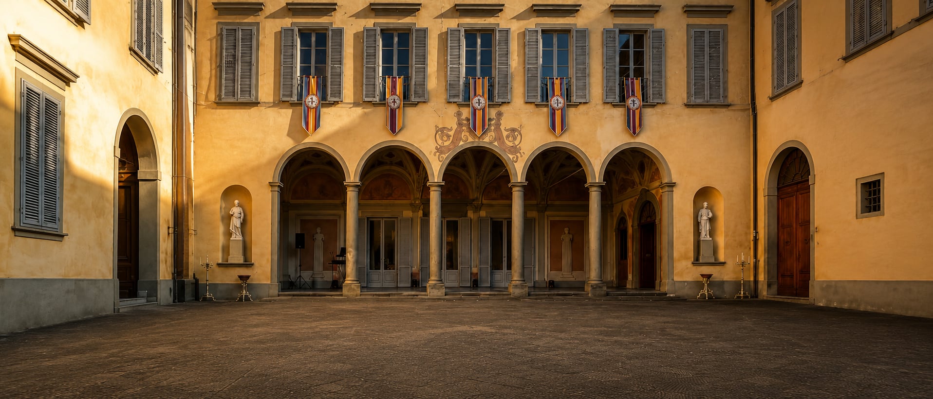 La loggia della facciata della villa