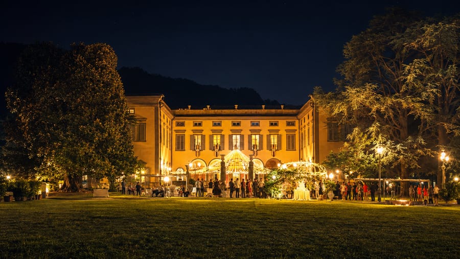 La villa illuminata, dal prato
